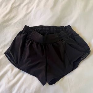 lululemon Hotty Hot Low Rise Short 2.5” Black Sz 8